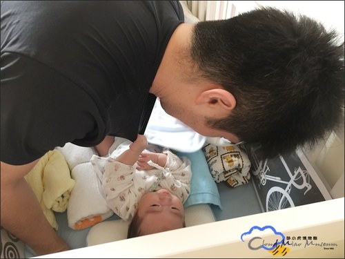 果果給了我一個小叮噹口袋,在我肚子上留下一道微笑袋口,雖然沒有時光機跟任意門,卻從此擁有了各式神力要來當一個好媽媽! - 第63張圖